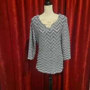 BUNDLE SALE! ONQUE Women's Black & White Zig Zag Top Size L